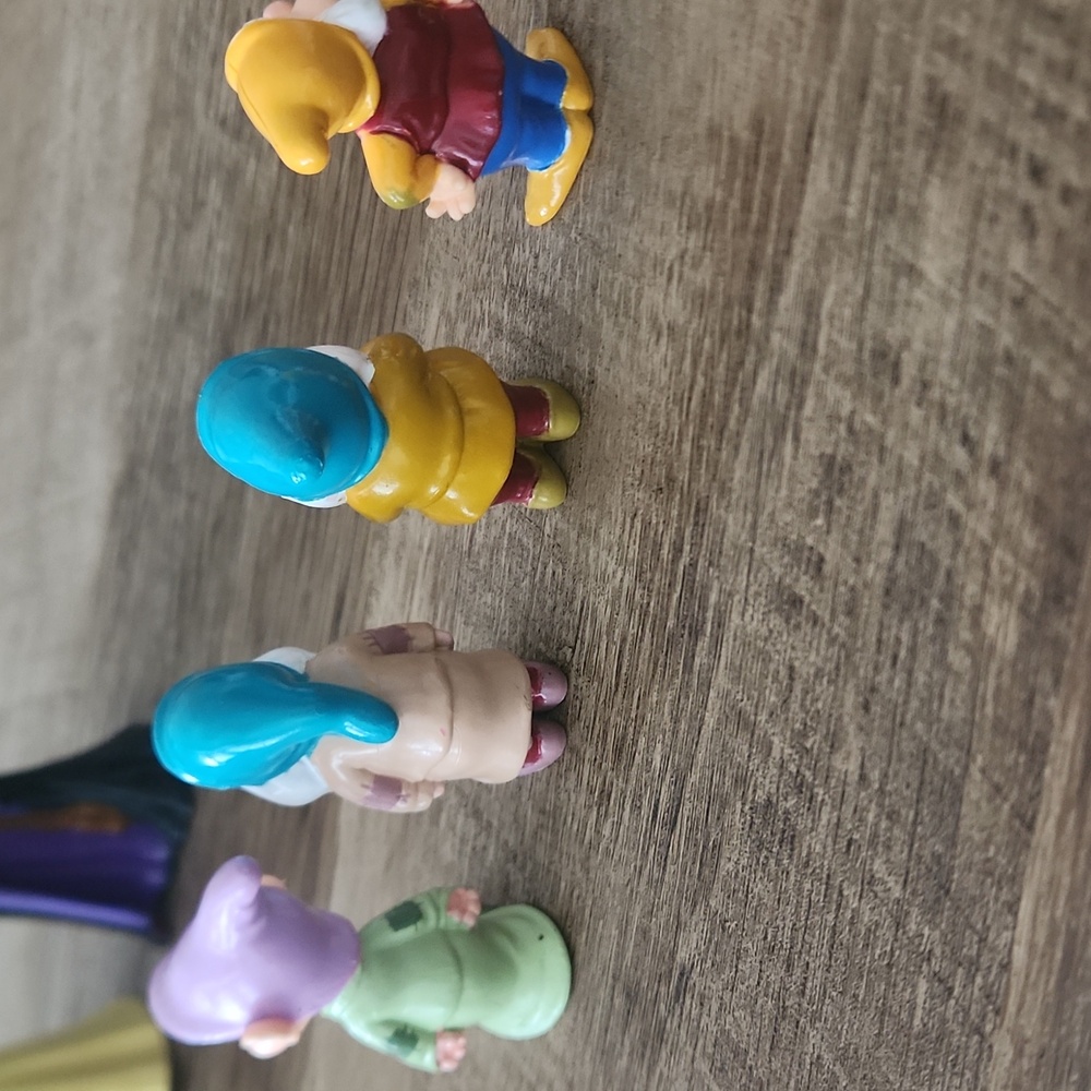 Snow White and the Seven Dwarfs Figurine Set - Picture 11 of 13